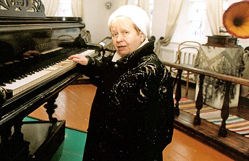 Александра Пахмутова «почернела от горя» на отпевании Добронравова