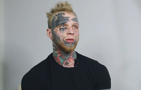 Сын Елены Яковлевой вместо сведения татуировок набил на теле портреты серийных убийц