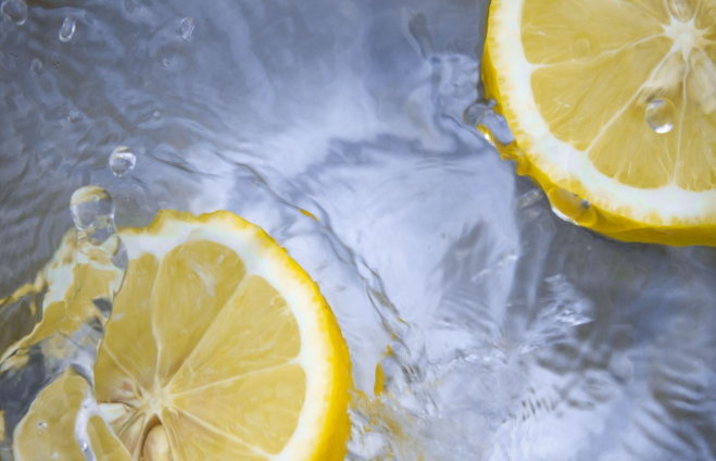 Врач Лебедева рассказала о пользе воды с лимоном и уксусом
