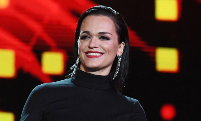 Певица Слава забыла слова песни во время выступления