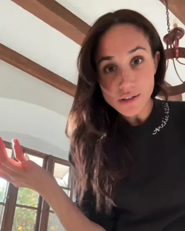 Меган Маркл записала новое видео, в котором появилась в толстовке с именами своих детей