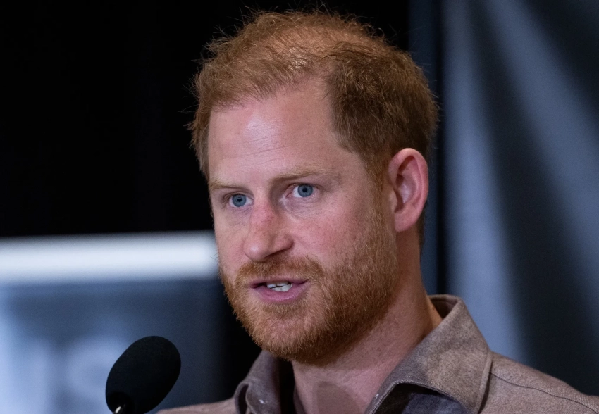 Бывший парикмахер принца Гарри посоветовал ему сделать пересадку волос