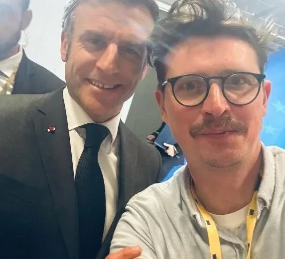 Журналист Денис Катаев* опубликовал фото с Эммануэлем Макроном