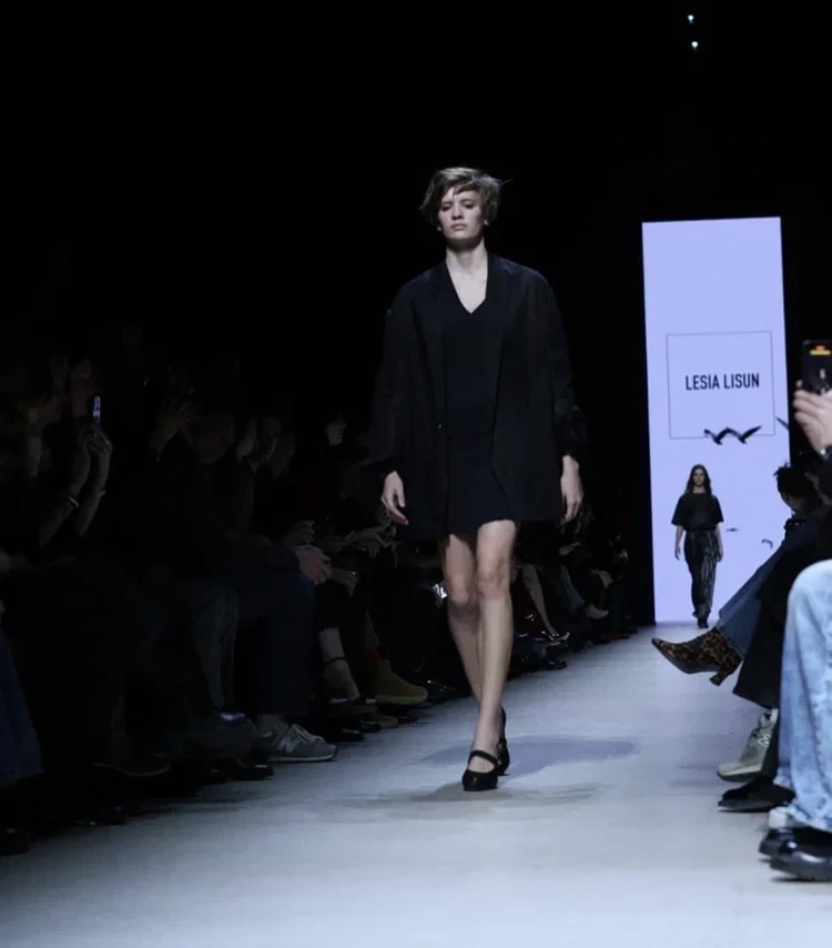 Повзрослевшая дочь Дианы Арбениной дебютировала на подиуме в качестве модели