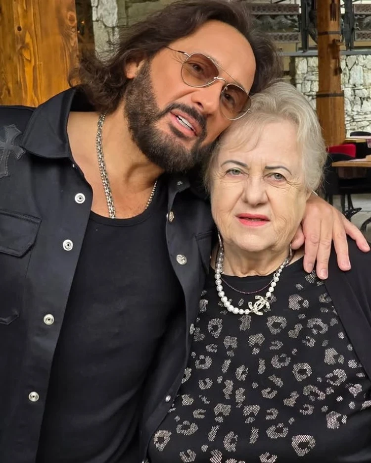 Стас Михайлов вместе с мамой станцевал под народные песни в день ее рождения