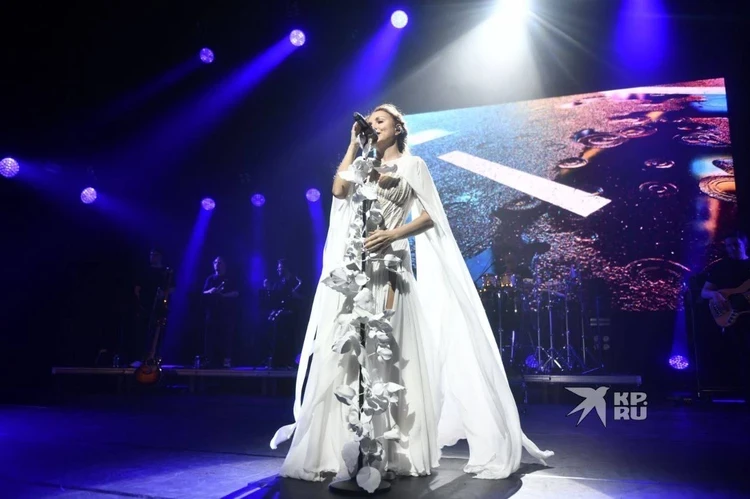 Расплакалась от счастья: МакSим помогла парню сделать предложение возлюбленной на концерте в Екатеринбурге