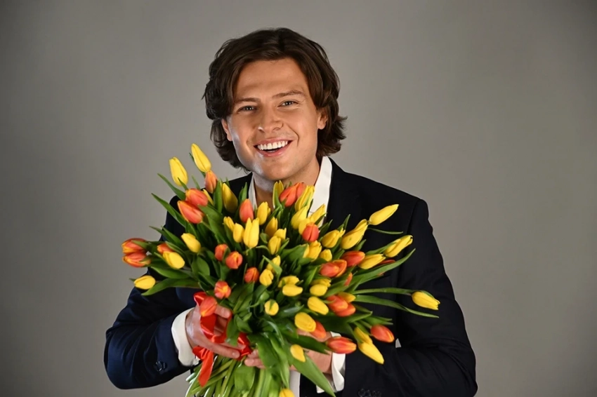 «Не бывает слишком поздно для любви!»: Прохор Шаляпин к 8 марта отремонтировал ванную 95-летней подруге