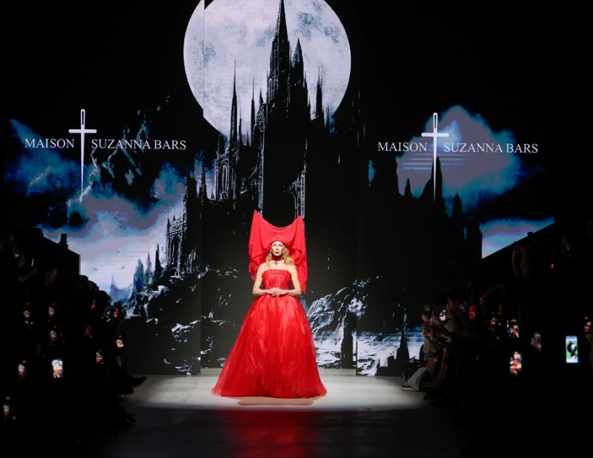 Московская неделя моды продолжается: Дина Саева в алом платье на показе Solangel, наряды с картинами Микеланджело от Sergey Sysoev и готическое шоу от Сузанны Барс