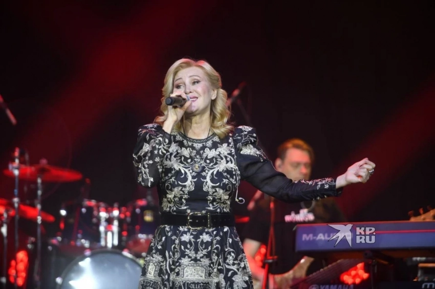 Обнимала зрителей и молилась: Вика Цыганова выступила для росгвардейцев и их семей в Екатеринбурге