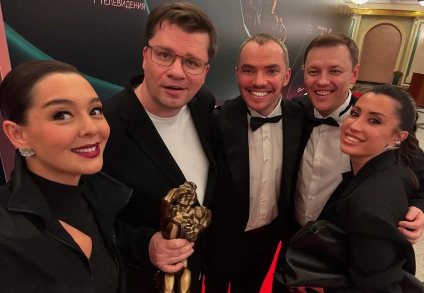Сергей Лазарев, Марина Кравец, Гарик Харламов, Роман Костомаров с женой на "ТЭФИ-2025"