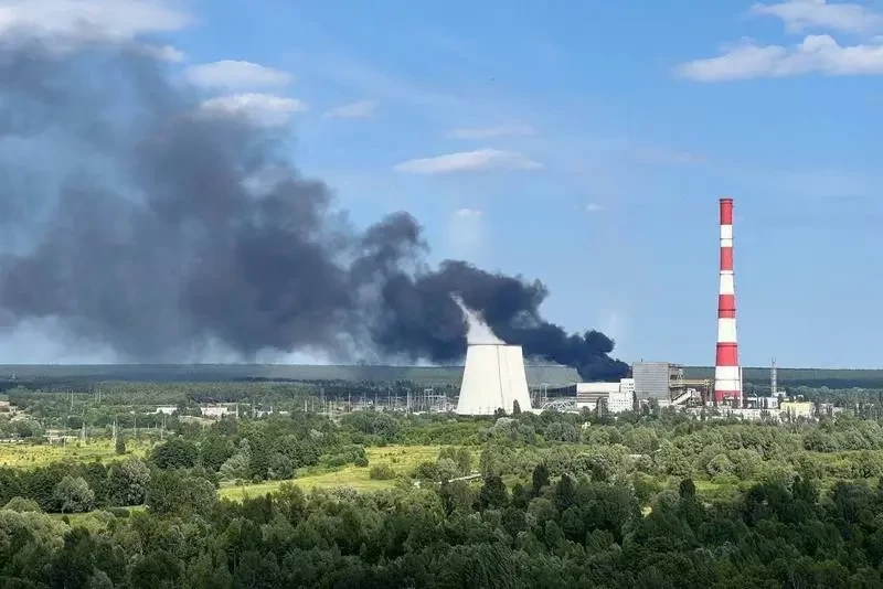 В Киеве прогремел взрыв, столб дыма поднимается над ТЭЦ-6: в Днепровском районе украинской столицы пропало электричество
