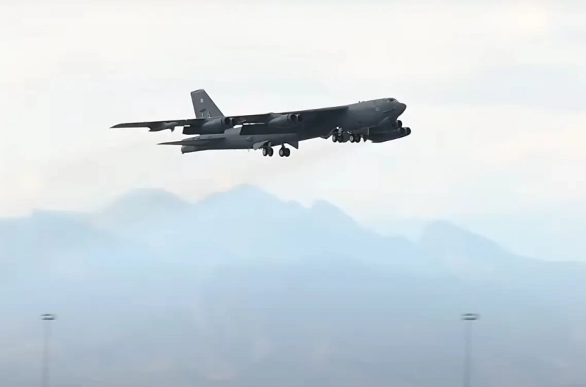 В США гражданский авиалайнер совершил «агрессивный манёвр», чтобы избежать столкновения с бомбардировщиком B-52