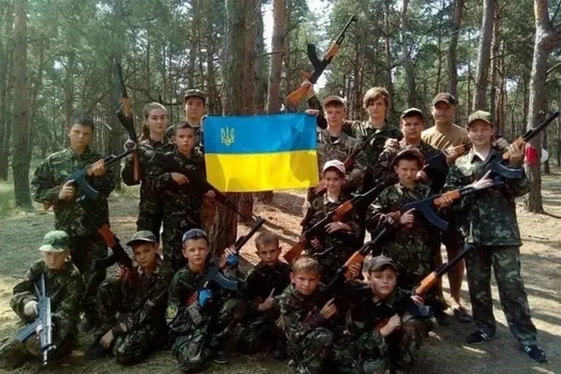 Из-за парты на передовую: в национальное сопротивление на Украине начнут набирать с 14 лет