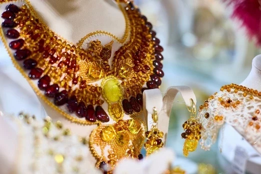 Столица встречает янтарную индустрию во главе с Ростехом: открылся AmberForum-2025