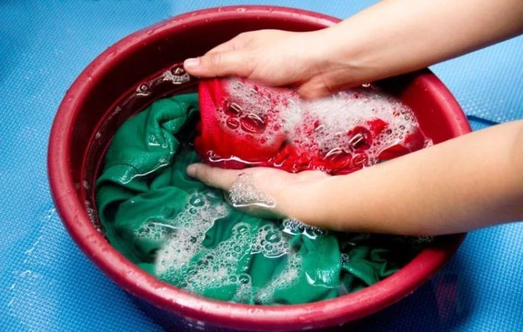 Как убрать запах «секонда» без стирки: проверенные способы