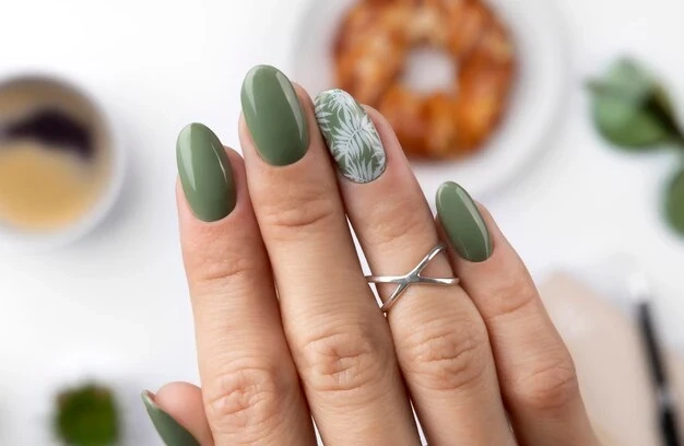 Какие цвета маникюра в сентябре 2025 года превратят ваши ногти в денежный амулет