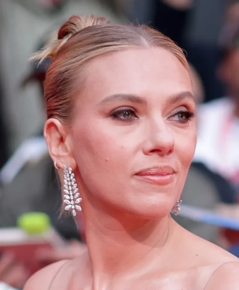 Скарлетт Йоханссон вышла в свет в платье с открытой спиной