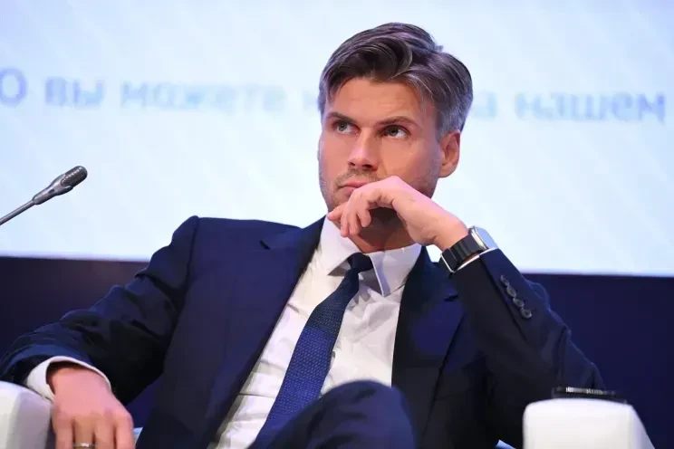 "Самый красивый чиновник России" Дмитрий Баканов заинтриговал всех своим кольцом на безымянном пальце