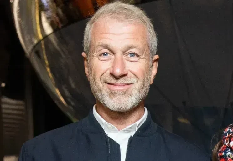 У дома Романа Абрамовича в Саратове устроили алтарь "для привлечения жениха"