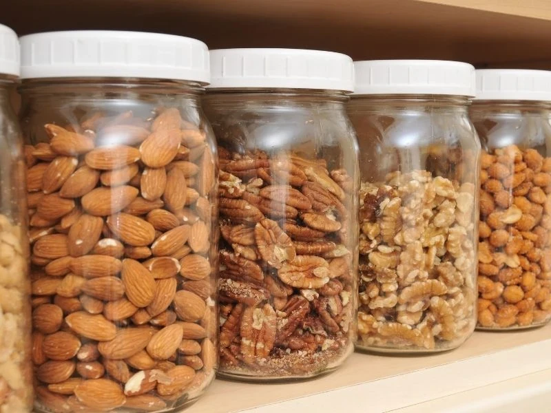 Список продуктов, которым не место в кладовой, потому что они становятся несъедобными раньше времени