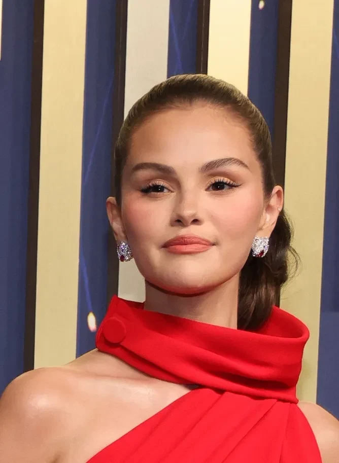 Селена Гомес вышла на красную дорожку "Эмми" с женихом Бенни Бланко