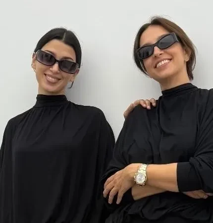 Жена Ивана Урганта Наталья Кикнадзе вышла в свет со старшей дочерью в одинаковых платьях