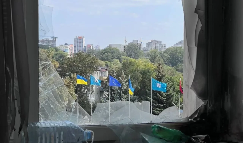 На флаг ЕС ставленники режима в Сумах теперь смотрят через выбитые окна