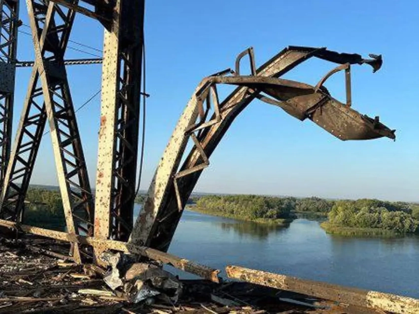 Появились новые кадры с повреждениями на Крюковском мосту через Днепр