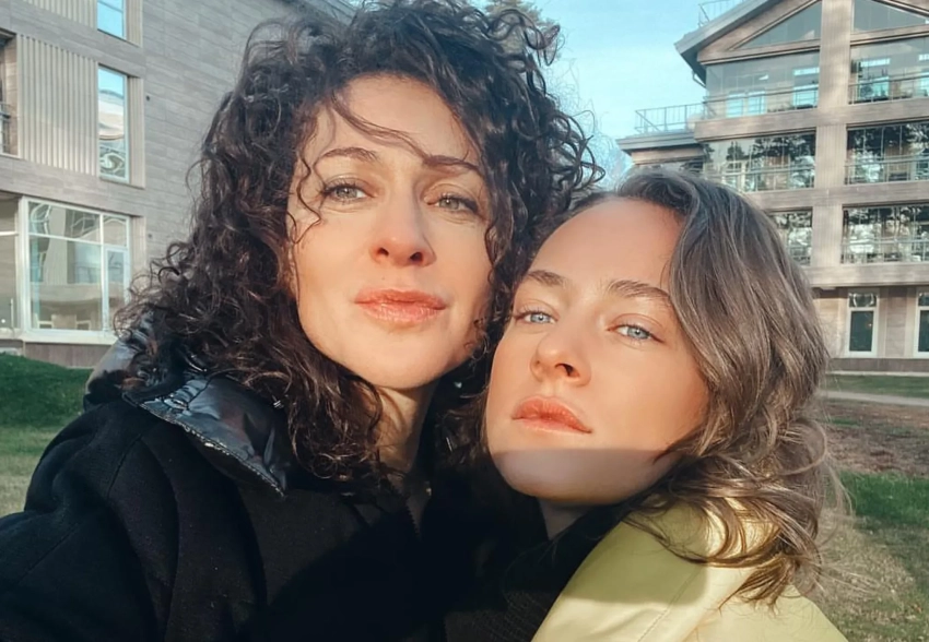 Ксения Раппопорт вернулась в Россию, чтобы навестить задержанную из-за наркотиков дочь Аглаю Тарасову