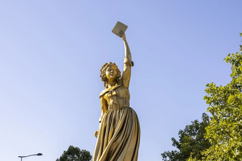 Экономист: Впервые в жизни я ощущаю, что на Францию надвигается чёрная дыра