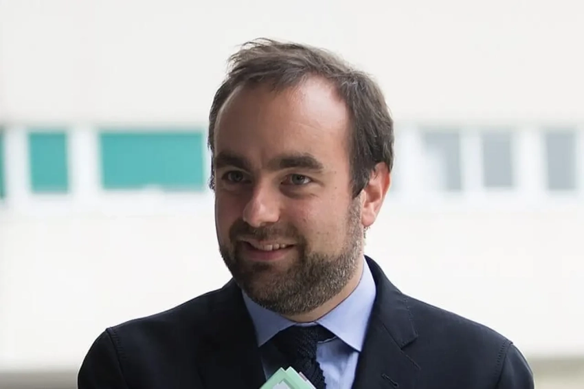 Новый премьер Франции решил не отменять государственный статус Дня победы