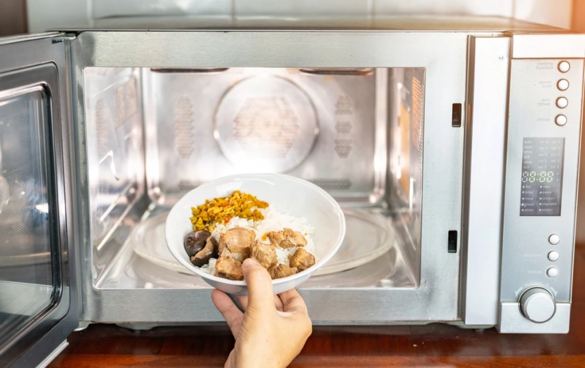Какие продукты нельзя разогревать в микроволновке и почему