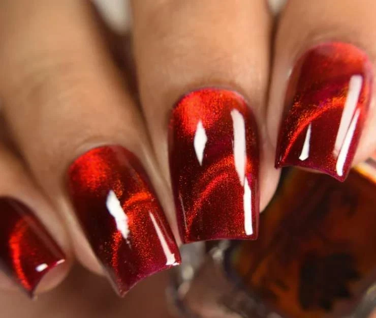 Как маникюр «пламя на ногтях» работает на финансовую уверенность