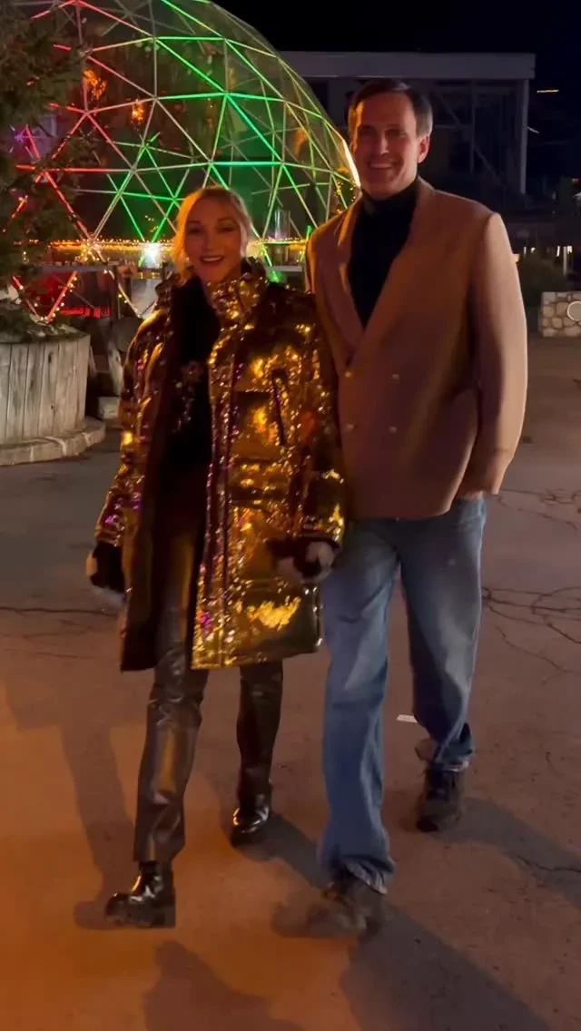 Шубы, золотые пуховики, "биркин" и Balenciaga: как Кристина Орбакайте с семьёй, Виктория Манасир с детьми и Ольга Карпуть отдыхают в Куршевеле