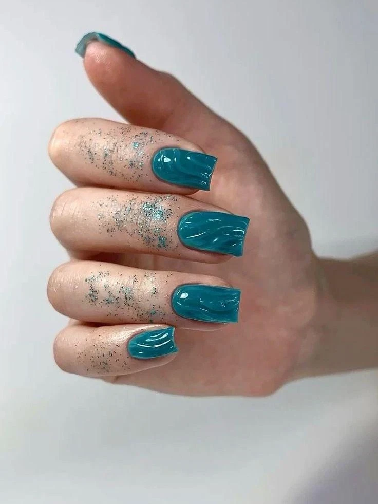 Символ изобилия: четыре цвета денежного маникюра на январь 2026 года