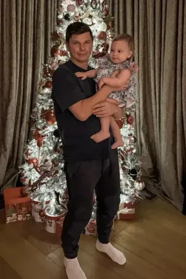 Андрей Аршавин вышел в свет с возлюбленной — матерью своего шестого ребёнка