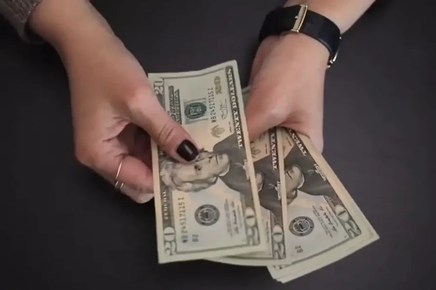 Если вы следите за долларом, то он за сутки изрядно потерял в цене