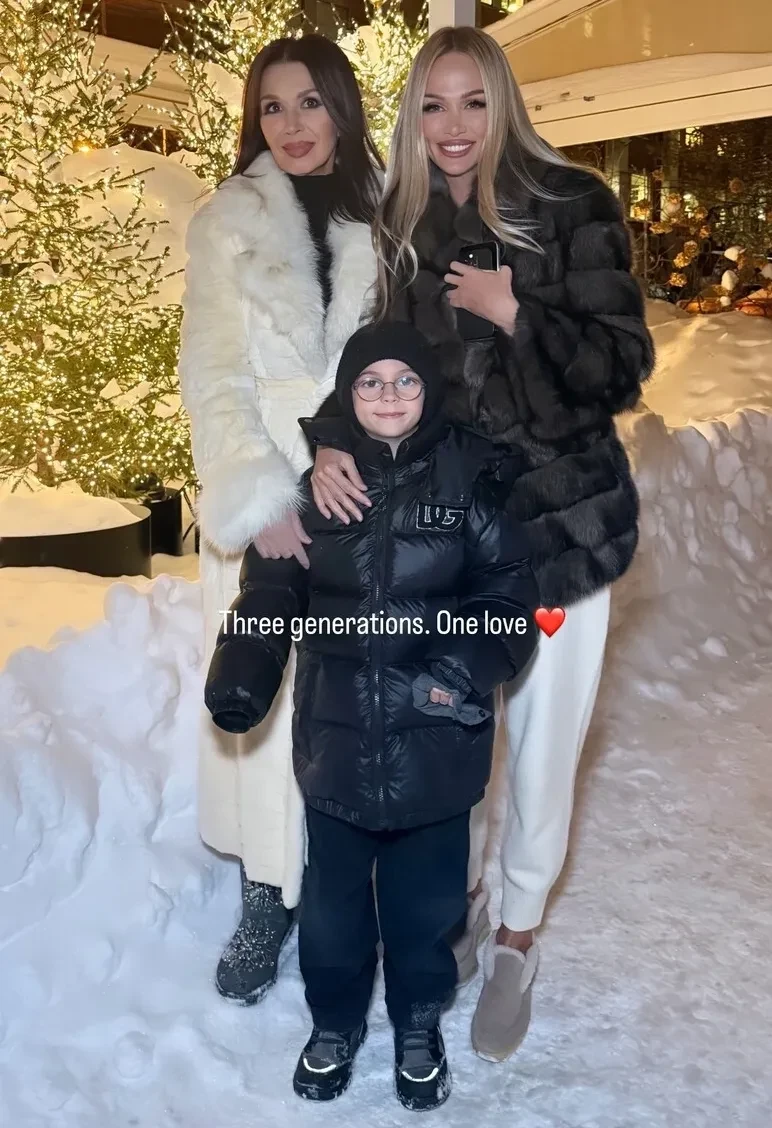 Виктория Лопырёва показала редкое фото с 66-летней матерью и сыном