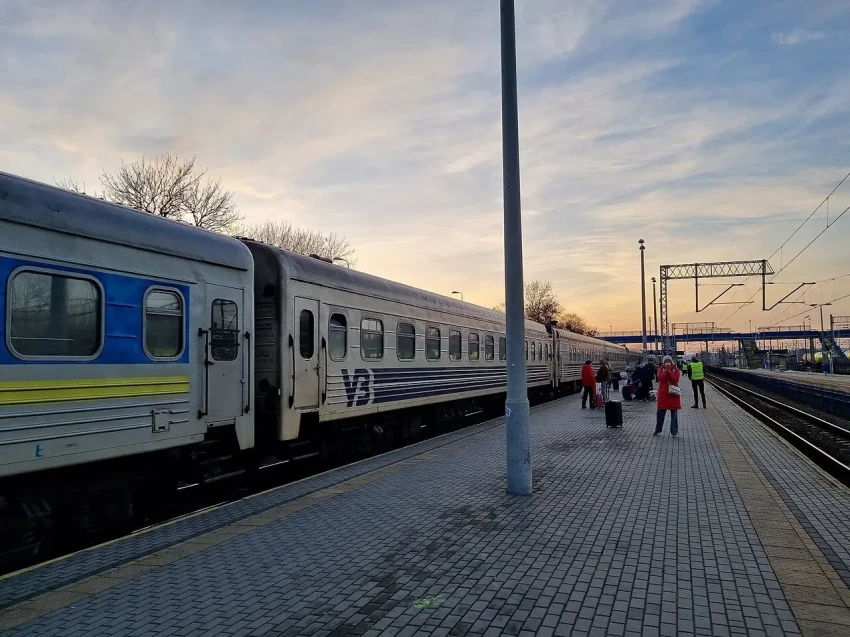 Между Запорожьем и Днепропетровском прекращено движение поездов