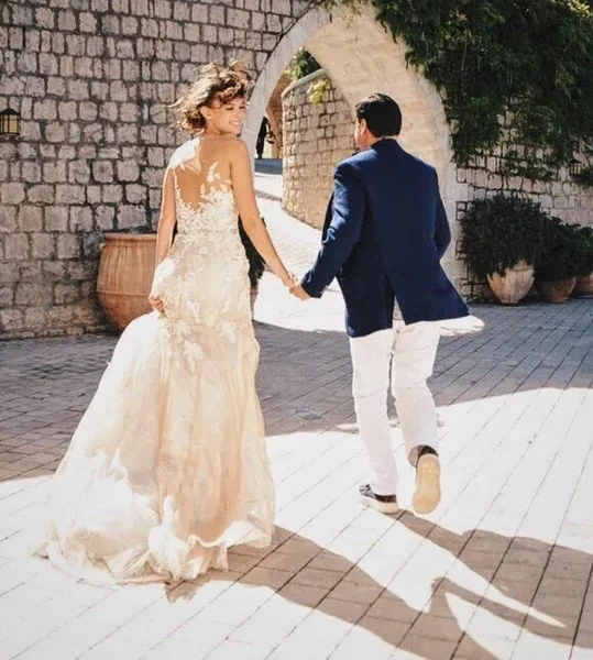 Модель Лиза Адаменко выходит замуж после скандального развода с топ-менеджером "Лукойла", который совратил её в 13 лет и топил в бассейне