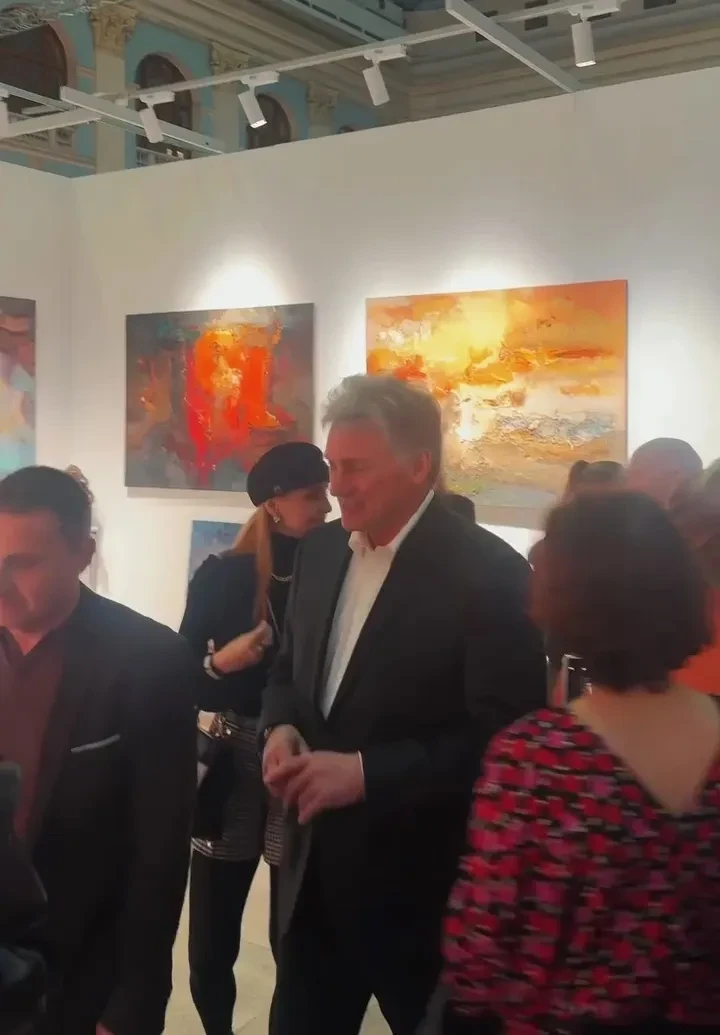 Филипп Киркоров, Дмитрий Песков и Татьяна Навка, Тимати с возлюбленной Валентиной Ивановой посетили ярмарку современного искусства "Арт Россия"