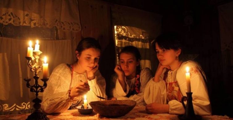 Как гадать на Рождество 7 января 2025 года: самые распространённые гадания на свечке, на петуха